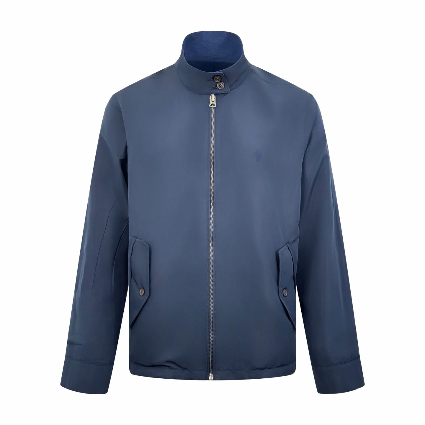 P590 Ralph Lauren pony embroidered reversible jacket (blue). Original purchase and development for RMB 3,990. The fabric is made of custom matte moiré taffeta and twill jacquard brocade. Light and tough, smooth drape, comfortable and close to the skin. Quiet dark blue. Elegant style. Twins in one suit. Unlimited style. One side is decorated with twill jacquard brocade. It has its own retro filter, like an old-school gentleman's pocket watch gear. The other side is made of matte moiré taffeta, which brings a sense of relaxed breathing. It has a casual gene and is embellished with exquisite pony logo. It is highly recognizable. The classic stand-up collar is closed with three hidden button tabs. Simplicity controls complexity. The design philosophy hidden in the details. Double-sided style. Hidden old money and slack in one garment. Imported machine embroidery technology is used. Advanced computer control system and sophisticated mechanical components are used to realize the iconic pony embroidery operation with high precision. The lines are smooth and delicate: the template machine opens the bag. The preset template guides the position, shape and size of the bag. The accuracy ensures the quality of the bag opening effect. Ergonomic three-dimensional cutting returns to traditional craftsmanship through segmentation, folding, shrinking and stretching. The so-called slow work produces fine work, which is the respect for the material. The pursuit of feel. The workmanship is complex and tedious. Slow aging. High loss. The fabrics have been washed. Better hand feel and texture. Not easy to deform and not easy to shrink. Not easy to fade and maintain long-lasting beauty. Size:S-M-L-XL